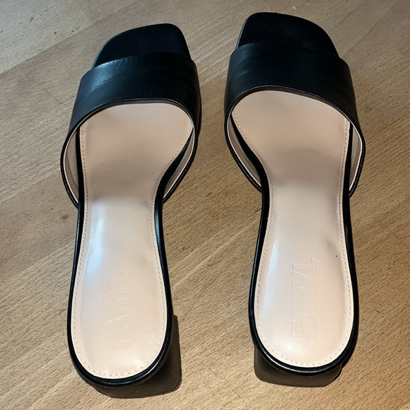 Leather Slides Like New - Picture 6 of 12